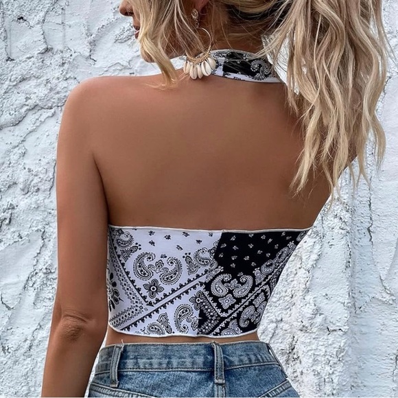 Two-Colored Crop Top 🖤🤍 - Picture 3 of 3